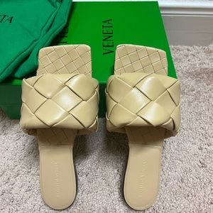 💯 Auth BOTTEGA VENETA
Nappa Maxi Intrecciato Lido Flat Sandals 39.5 Cane Sugar